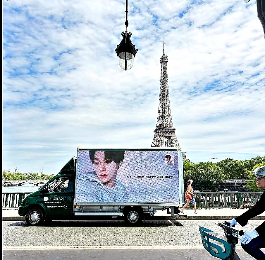 Quai de Seine · tour Eiffel · Campagne anniversaire d'un fanclub