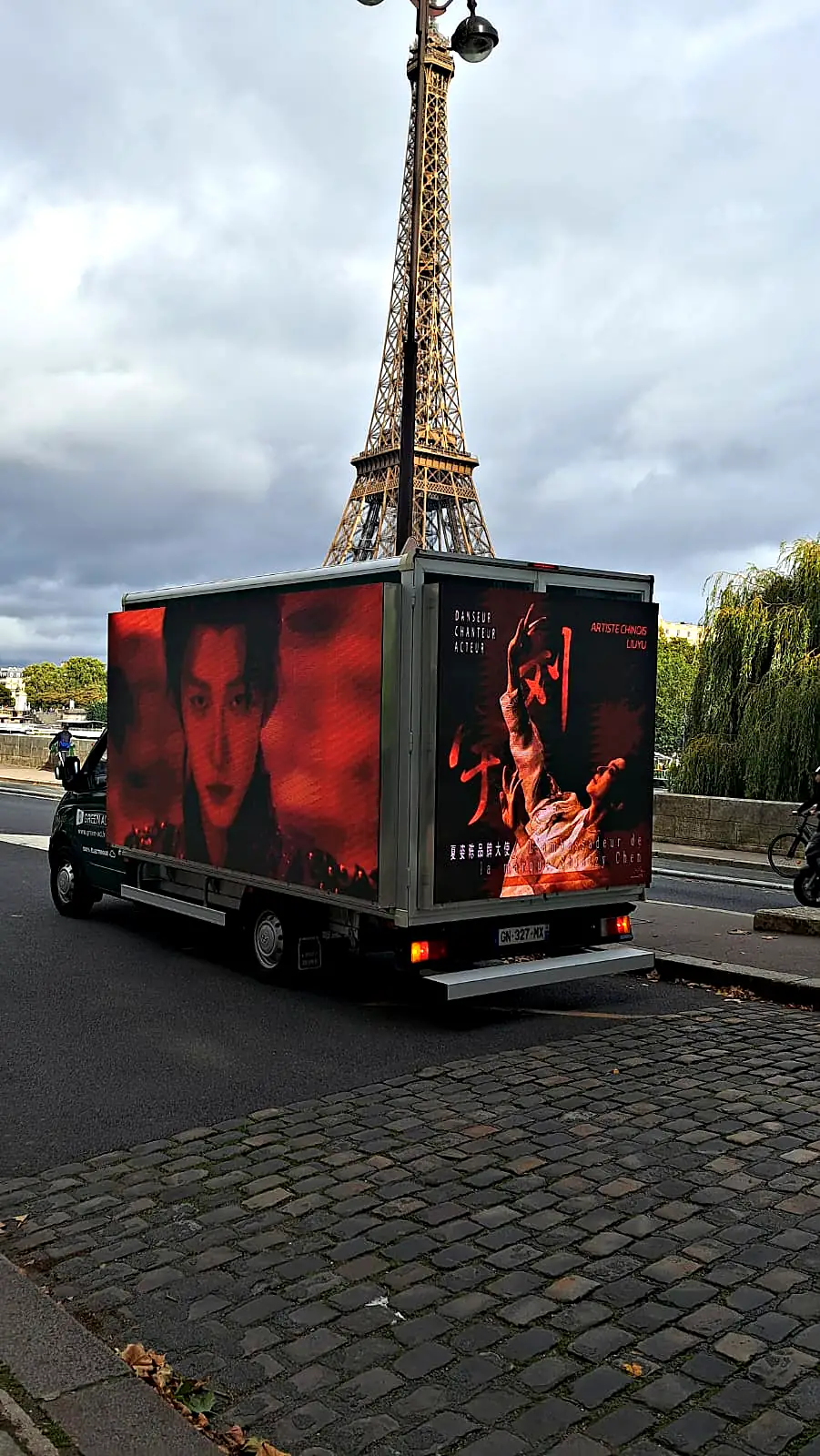 Campagne artiste sur camion LED au pied de la tour Eiffel