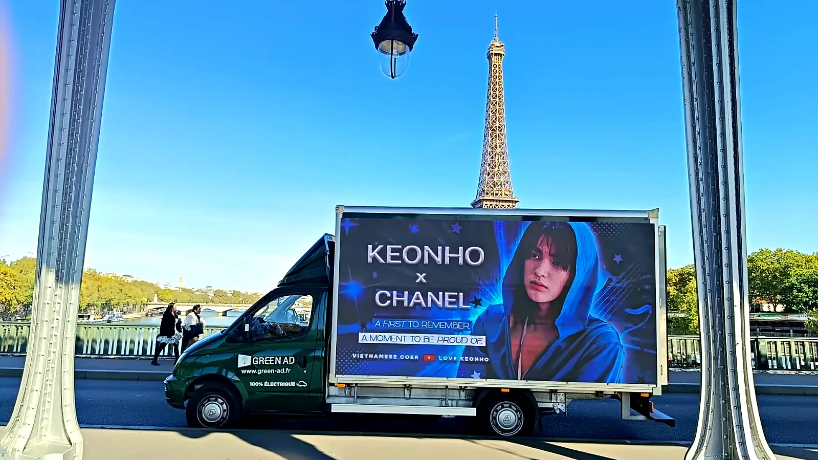 Camion LED Green Ad · Pont de Bir-Hakeim · tour Eiffel