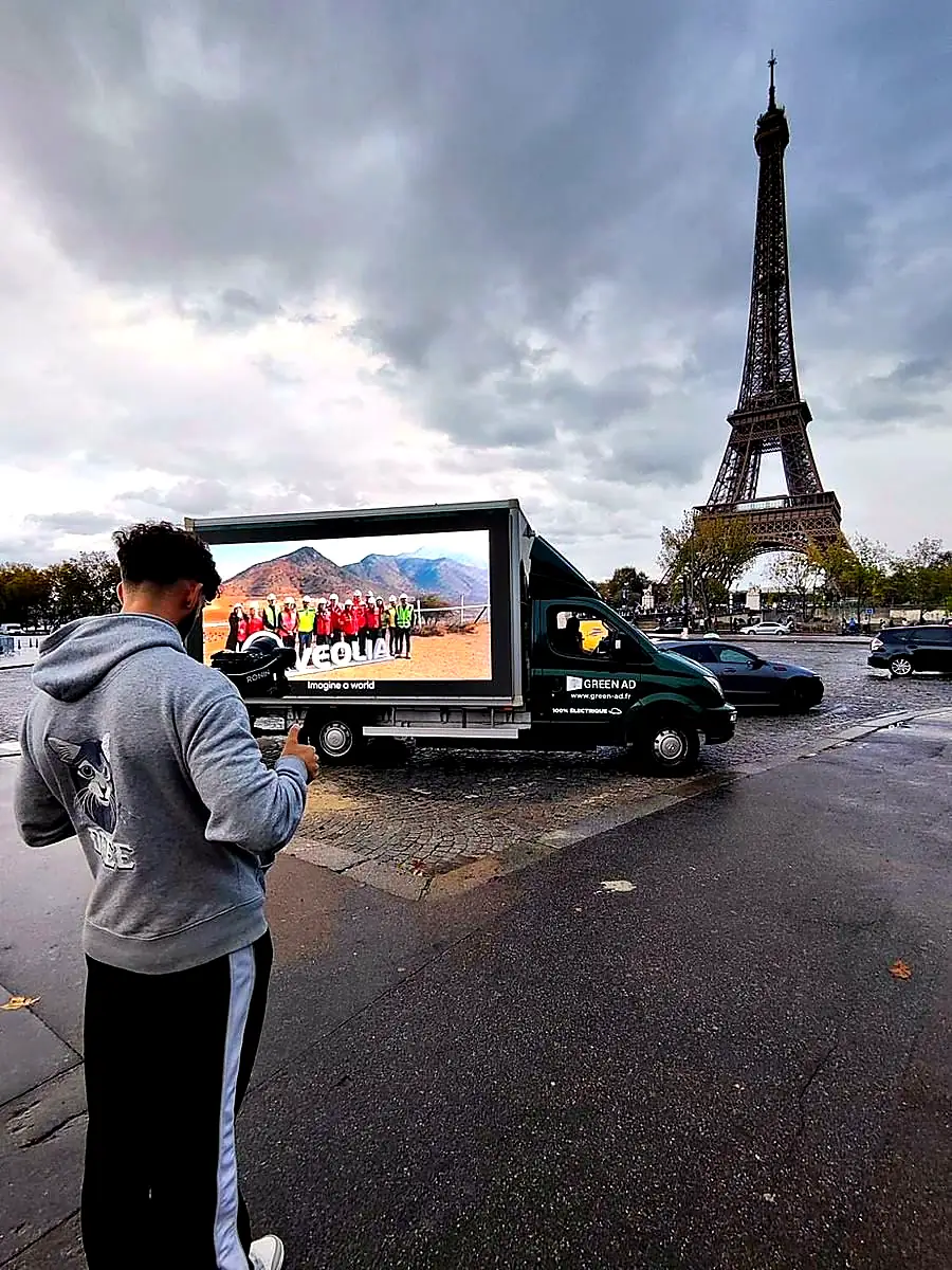 Tournage d'une campagne sur camion LED électrique près de la tour Eiffel