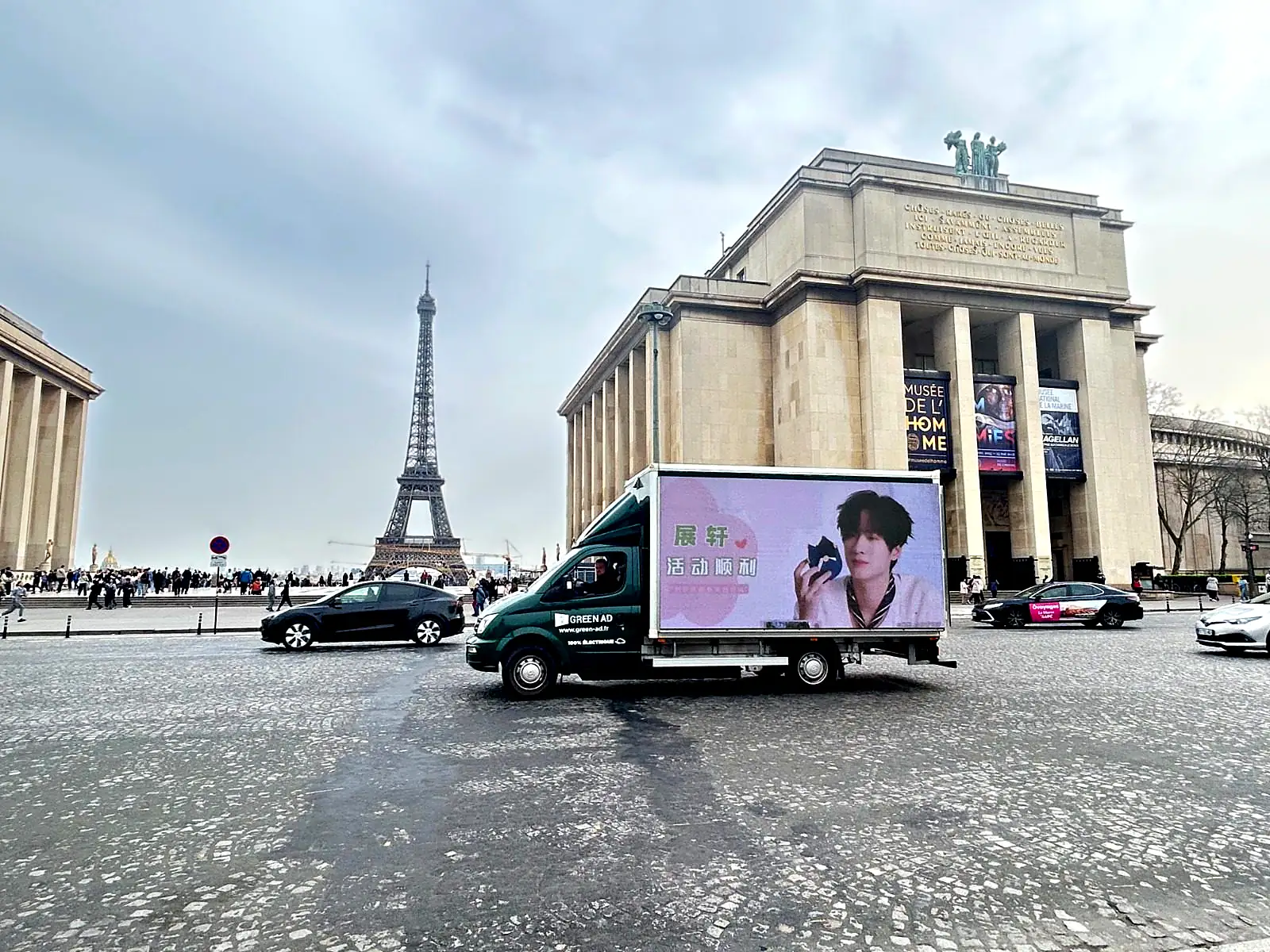 Camion LED Green Ad · Trocadéro · Camion électrique face à la tour Eiffel