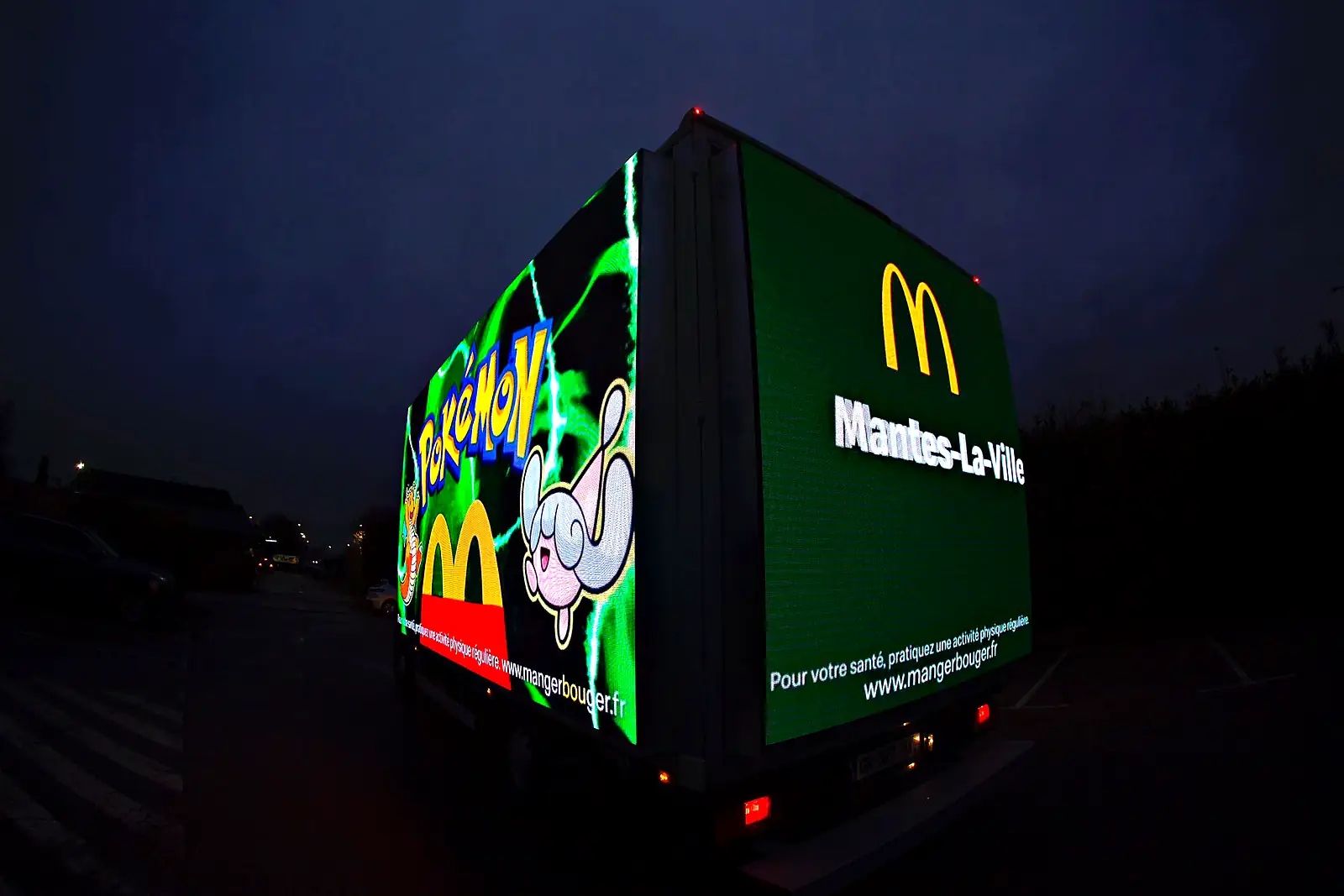 Campagne McDonald's de nuit sur camion LED, Mantes-la-Ville