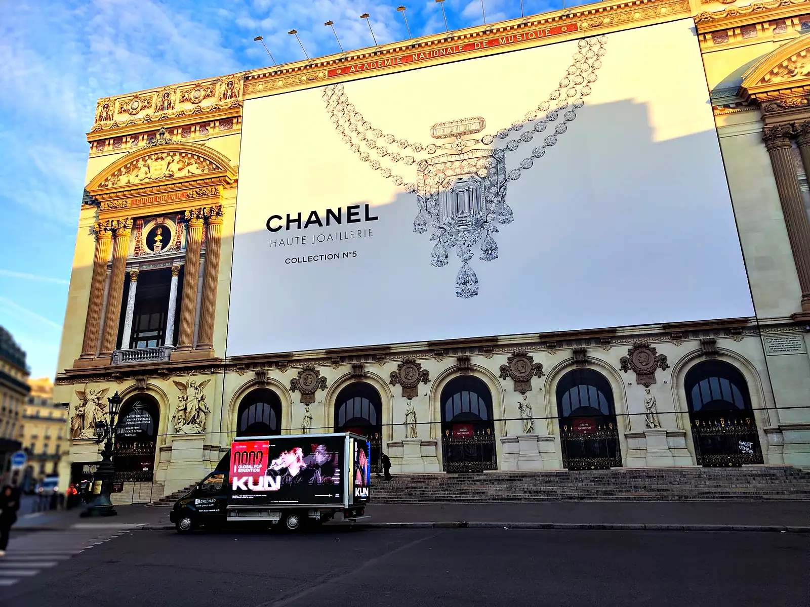 Camion LED Green Ad devant l'Opéra Garnier, Paris