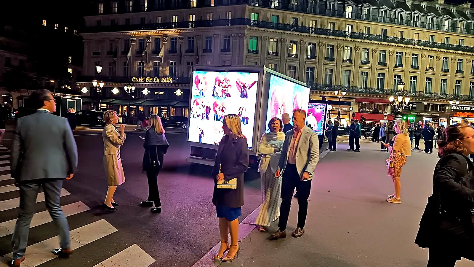 Activation interactive de nuit sur camion LED devant le Café de la Paix