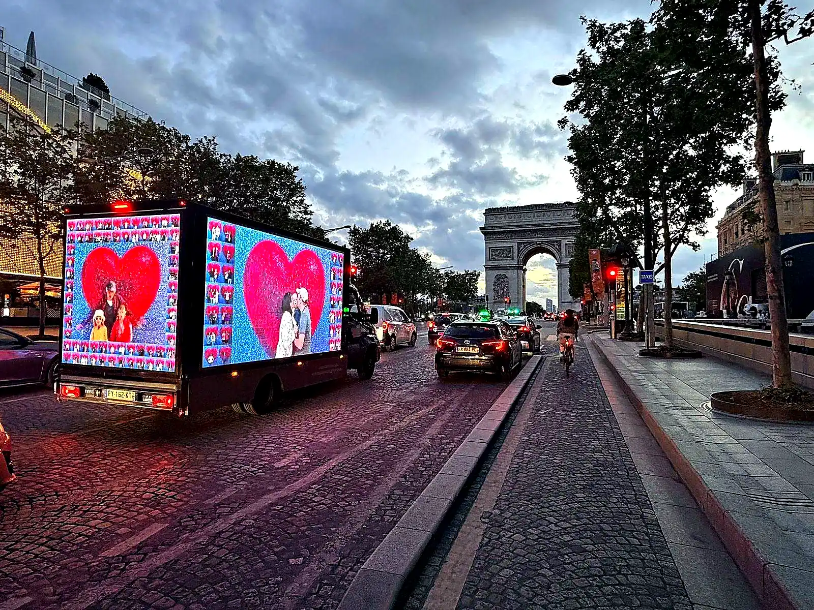 Brand activation, photomaton live sur les Champs-Élysées