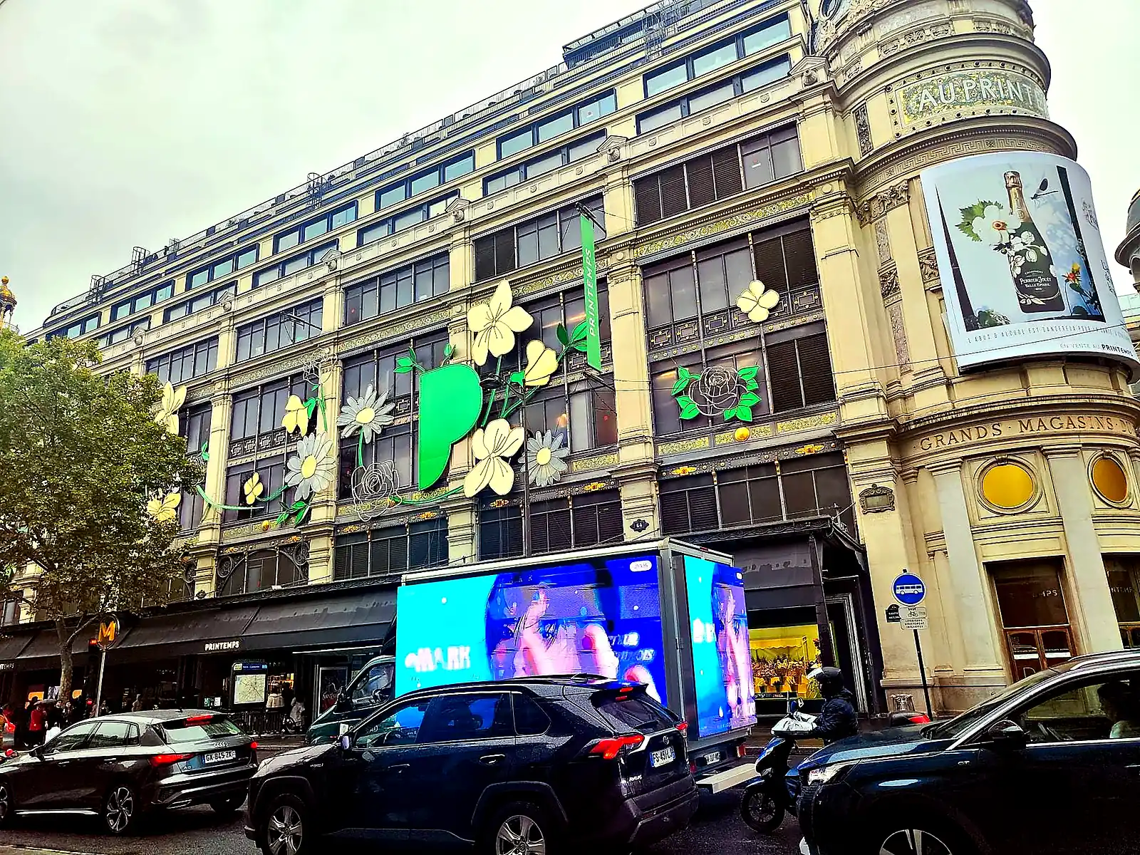 Camion LED devant les Grands Magasins du Printemps, boulevard Haussmann
