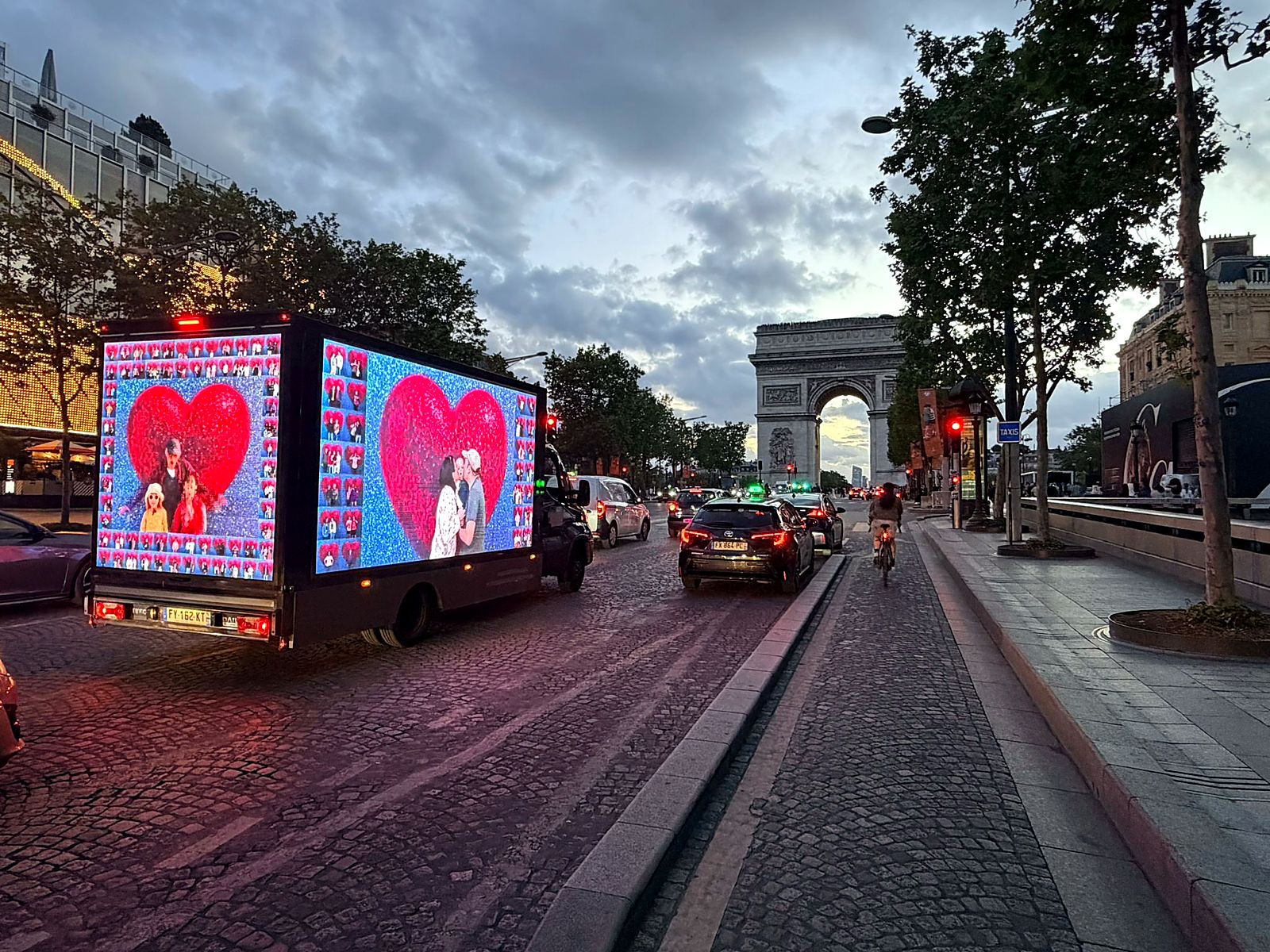 Champs-Élysées, Photomaton live sur écrans