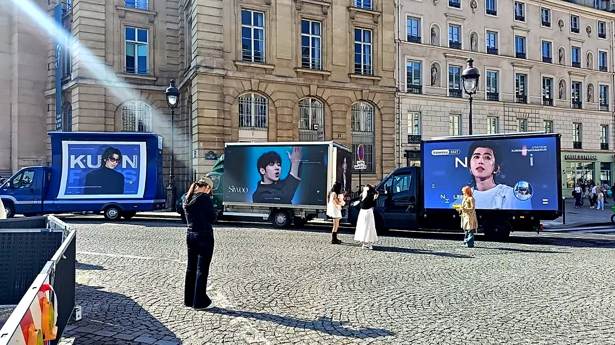 Trois camions LED de fanclubs à Paris
