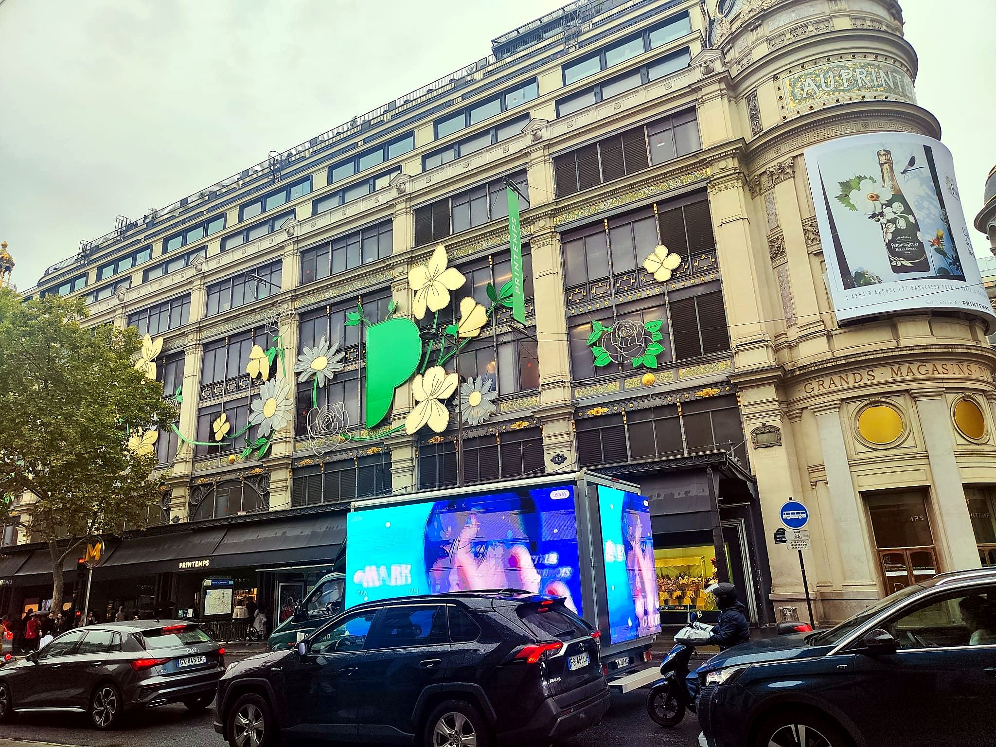 Camion LED Green Ad devant les Grands Magasins du Printemps, boulevard Haussmann, Paris