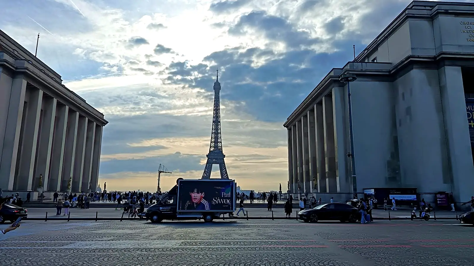 Camion LED Green Ad · Trocadéro · Parvis des Droits de l'Homme, face à la tour Eiffel