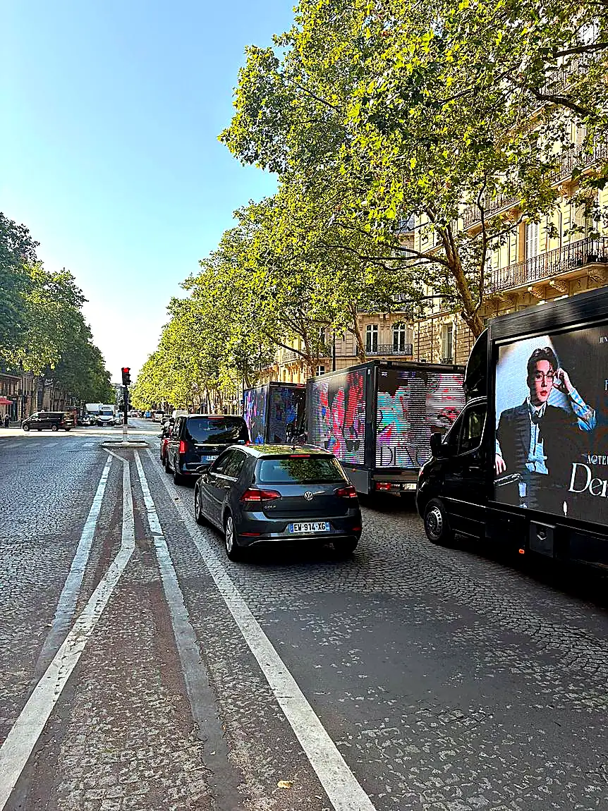 Déploiement multi-camions, Paris Fashion Week, trois camions coordonnés