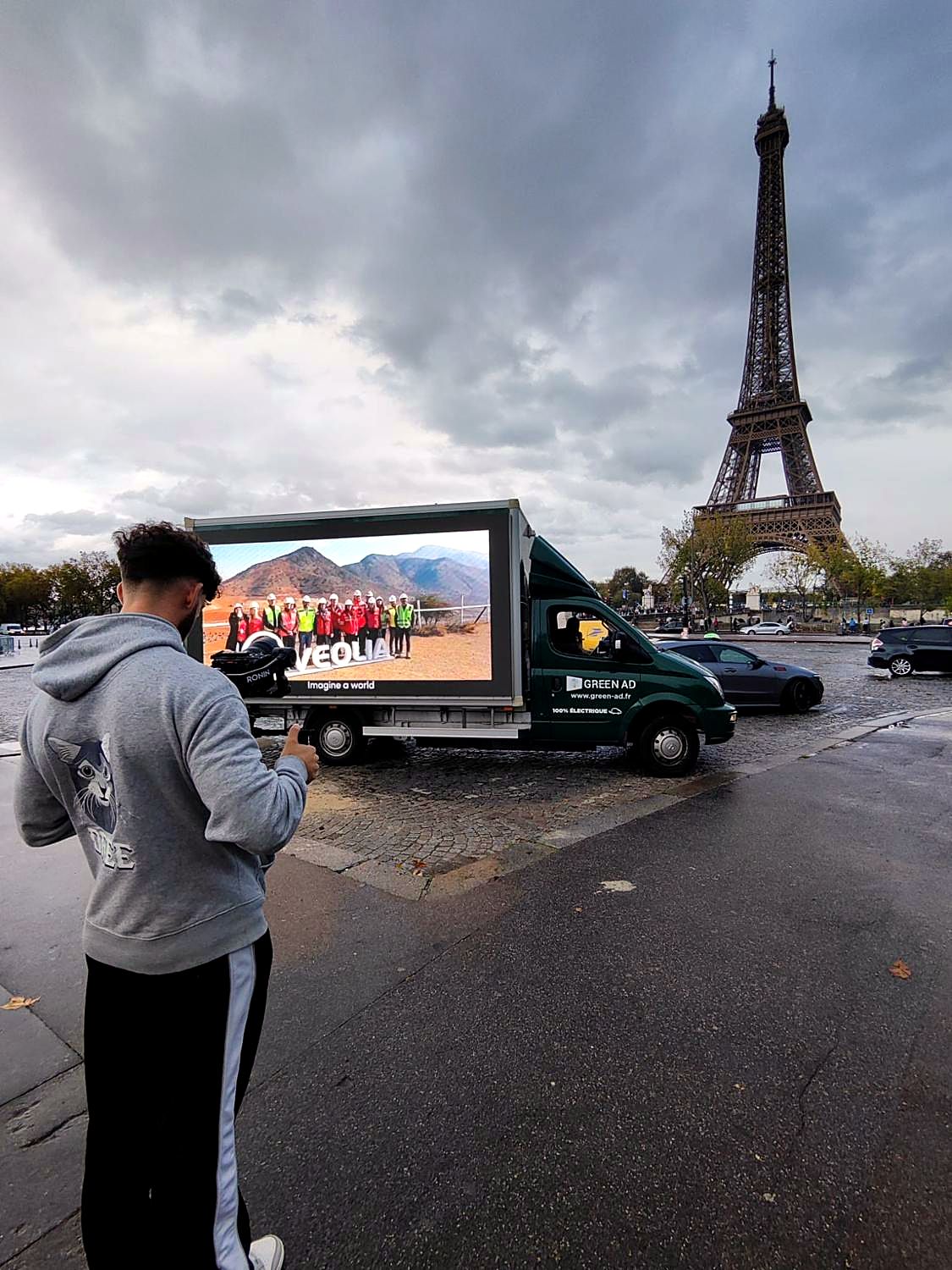 Tournage d'une campagne Veolia sur camion LED électrique près de la tour Eiffel